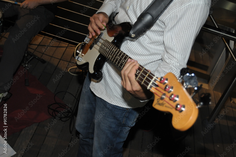 Obraz premium suonatore di basso