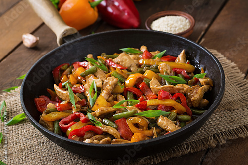 Canvas Print Stir fry chicken, sweet peppers and green beans