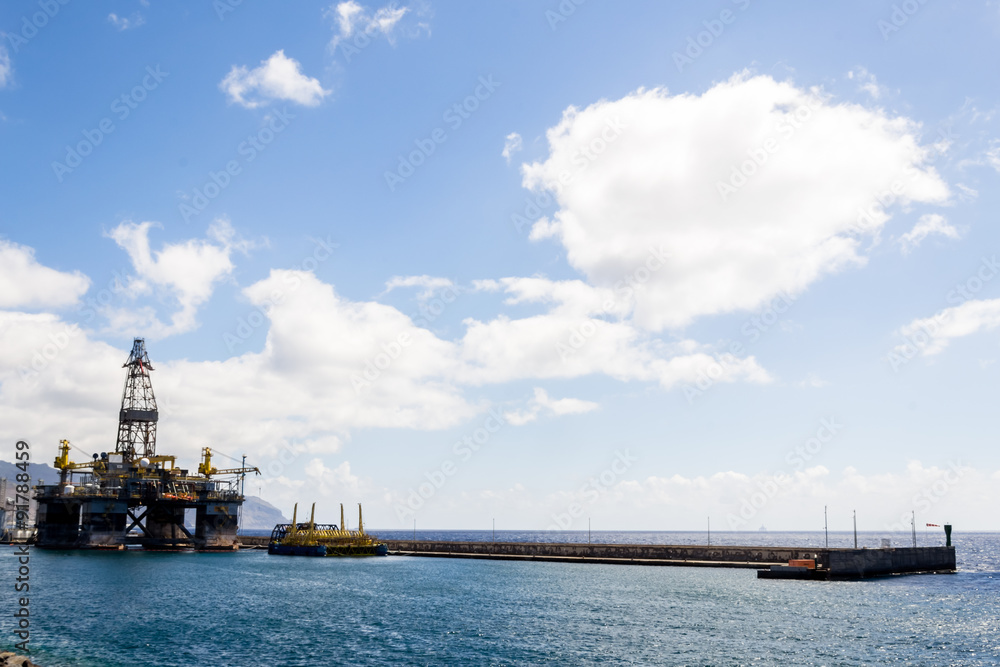 Plateforme pétrolière au large de l'ile de Ténérife dans les Canaries