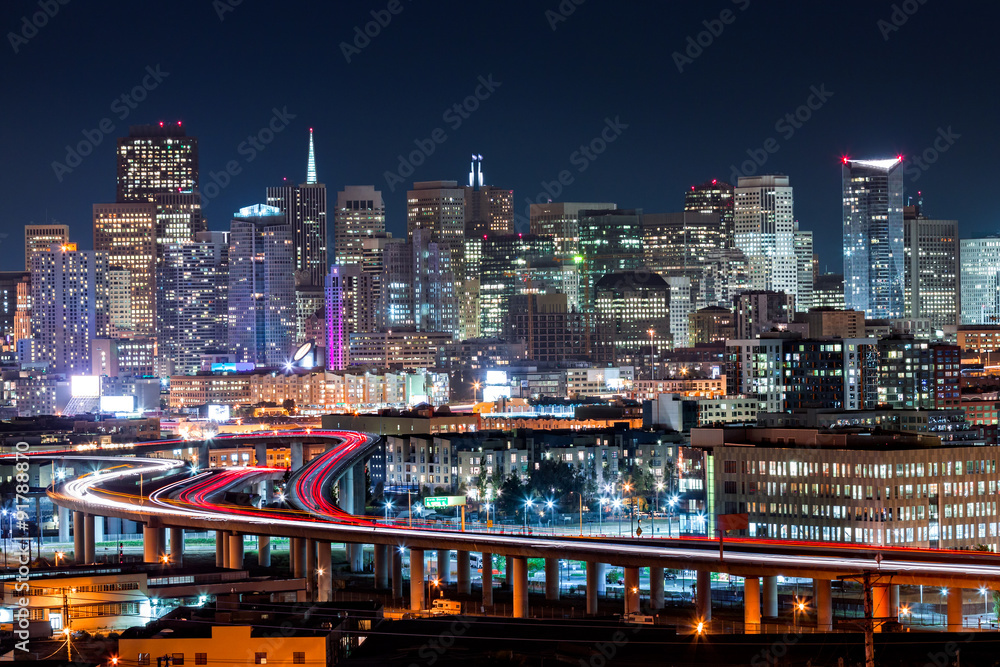 Fototapeta premium San Francisco skyline with rush hour traffic on the winding highways