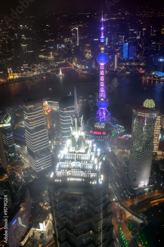 Blick auf Shanghai  Pudong mit Huangpu-River  bei Nacht