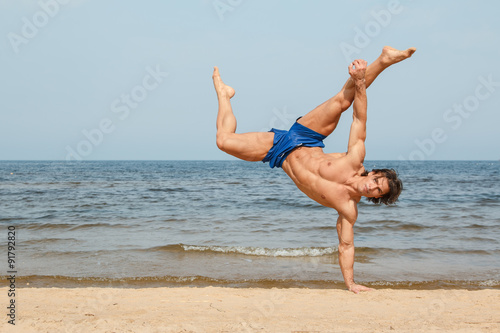 Canvas Print Man doing workout on the beach