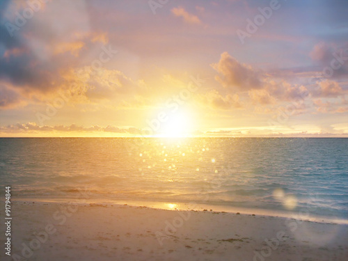 Foto キラキラ輝く絶景グアム島の浜辺の素敵な夕日
