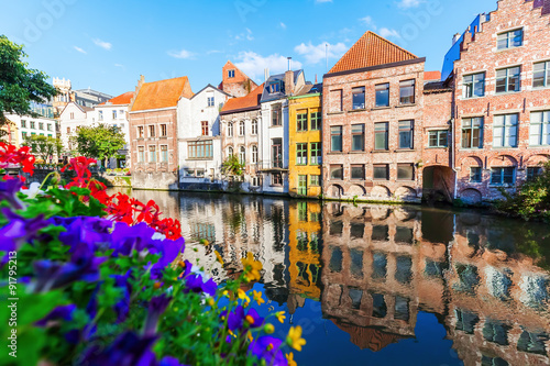 alte Stadthäuser an einem Kanal in Gent, Belgien