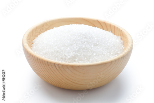Photo white sugar in a wooden bowl