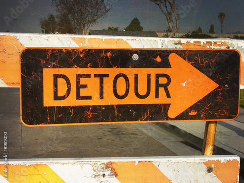 Φωτογραφία aged and worn vintage photo of detour sign with arrow