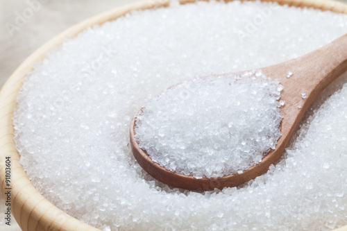 Fotografía White sugar with spoon in wooden bowl, Close-up.