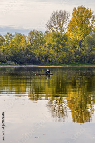 Рыбак в лодке на реке осенью. Россия,Сибирь,Новосибирская область,Колыванский район,река Чаус