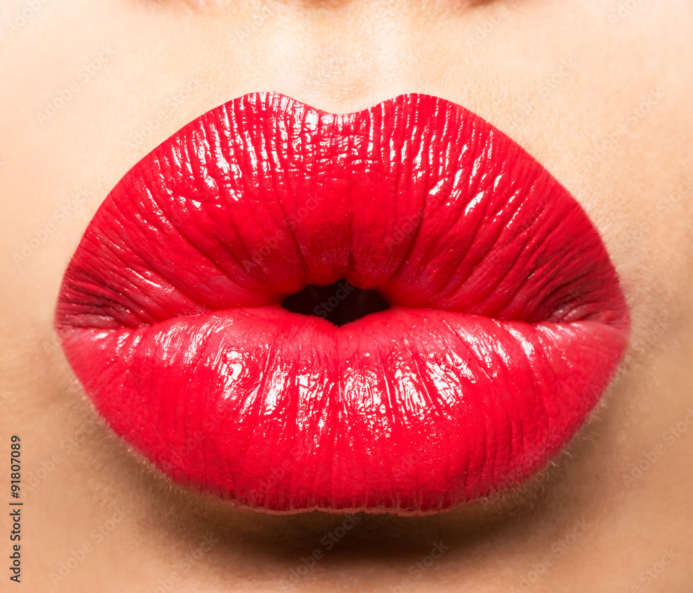 Obraz premium Wargi kobiety z czerwonym szminka i pocałunek gest