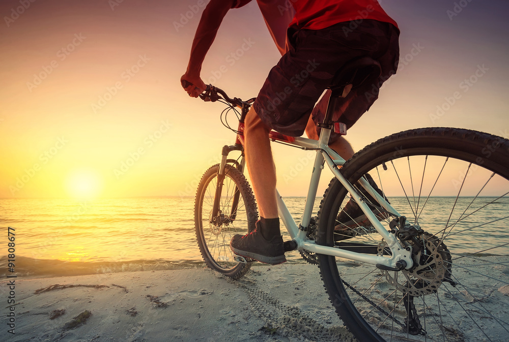 Obraz premium Jeździć na rowerze po plaży. Koncepcja sportu i aktywnego życia