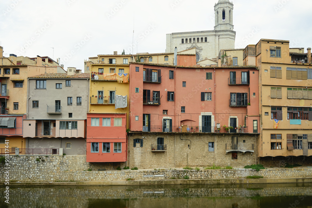 Obraz premium old city background, Girona, Spain