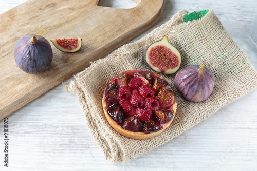 Fototapeta Naklejka Na Ścianę i Meble -  Figs and raspberries pie
