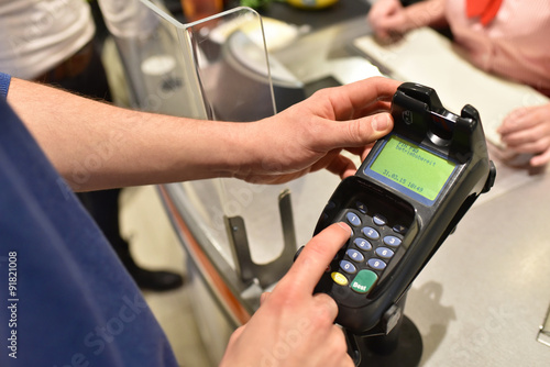 PIN / Geheimzahl Eingabe bei Bezahlung mit EC oder Kreditkarte an der Kasse // PIN code credit card  © industrieblick