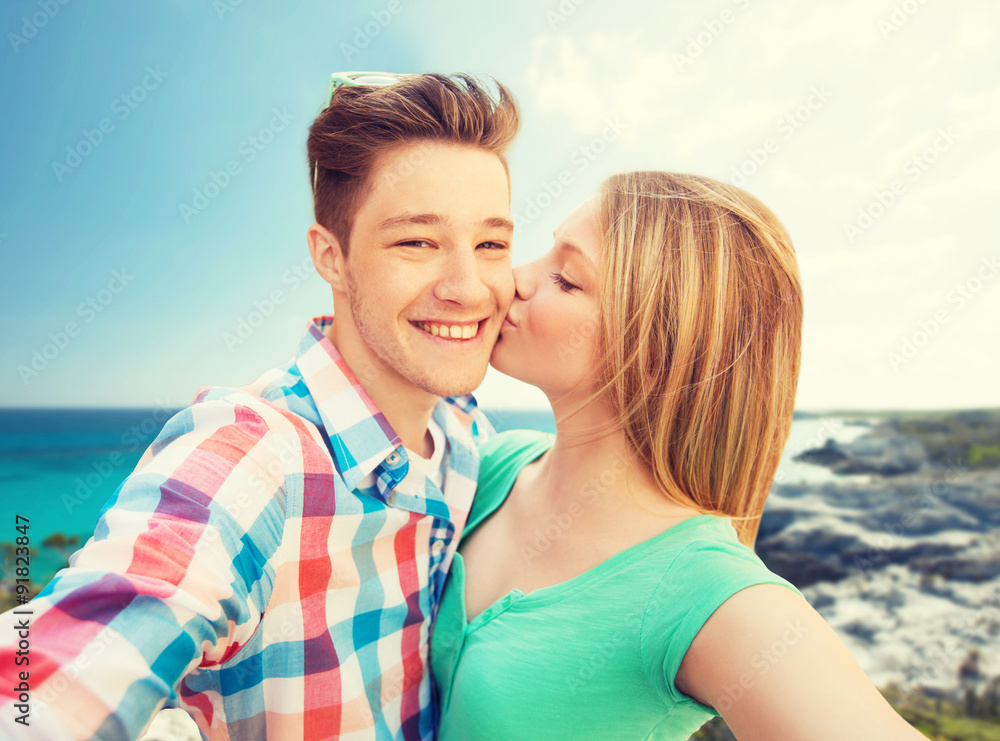Obraz premium happy couple taking selfie on summer beach