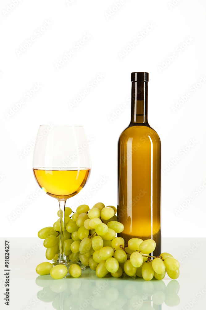 Fototapeta premium Weißwein im Glas und in der Flasche mit Weintrauben