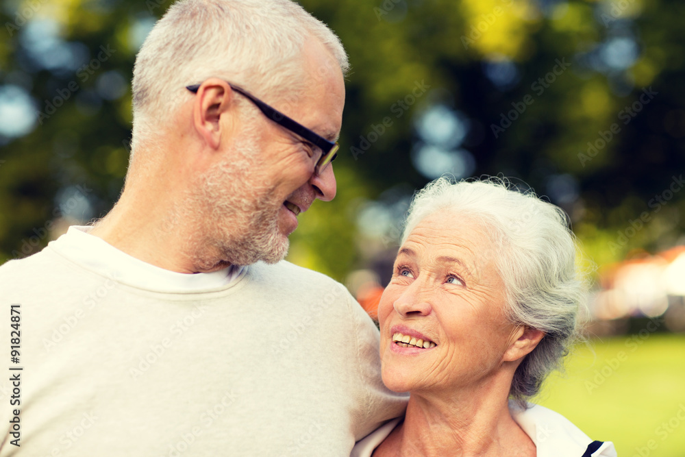 Obraz premium senior couple hugging in city park