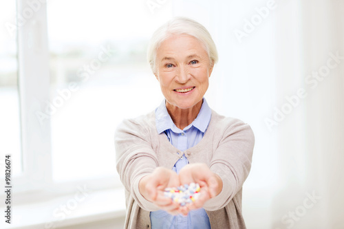 Quadro su tela happy senior woman with medicine at home