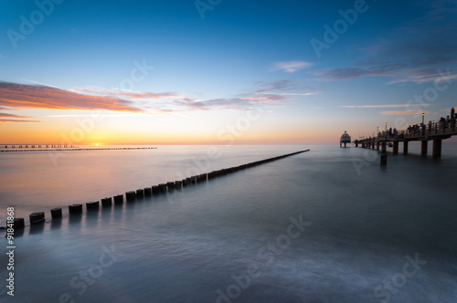 Seebr  cke im Sonnenuntergang mit Tauchglocke in Zingst