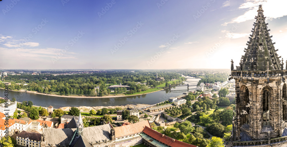Obraz premium Sicht über Magdeburg und Südturm des Doms
