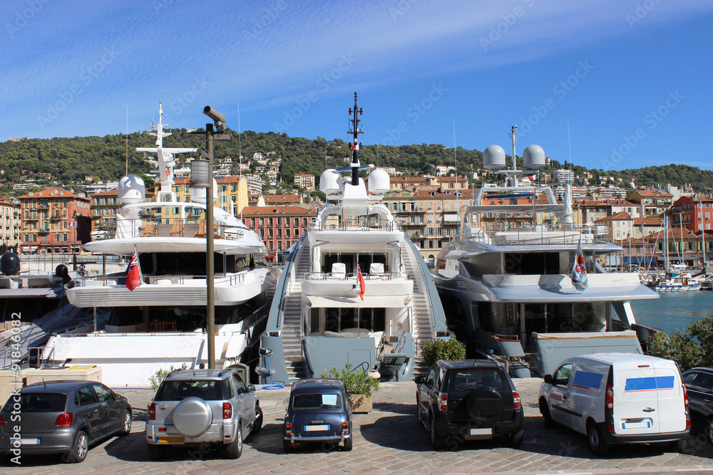 Naklejka premium Luxury yachts in the port of Nice