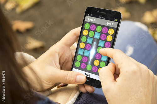 Foto girl playing mobile game