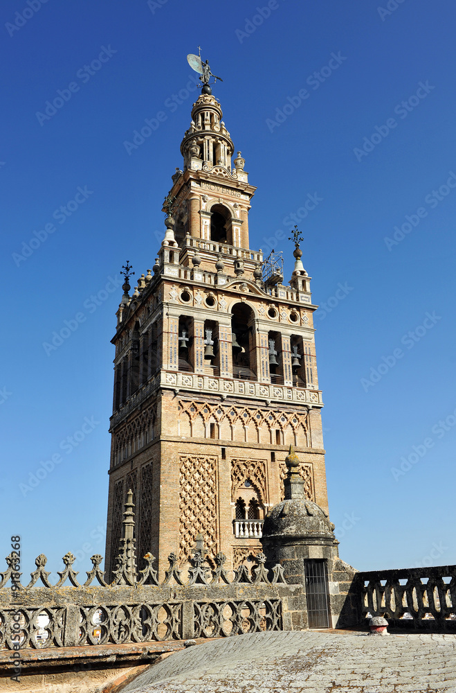 Vista de la Giralda desde la cubierta de la catedral de Sevilla, Andalucía, España