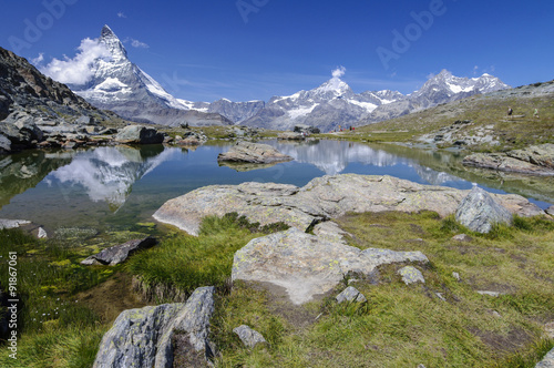 Fototapeta Naklejka Na Ścianę i Meble -  Naturschönheiten der Schweiz - Grünsee mit Matterhornspiegelung