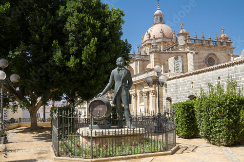 Denkmal von Gonzales Byass vor der Kathedrale La Colegiata in Je photo