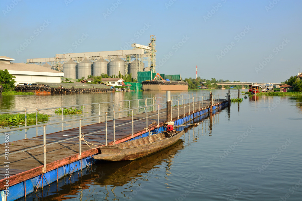 Naklejka premium Scenic view of Boat in the river