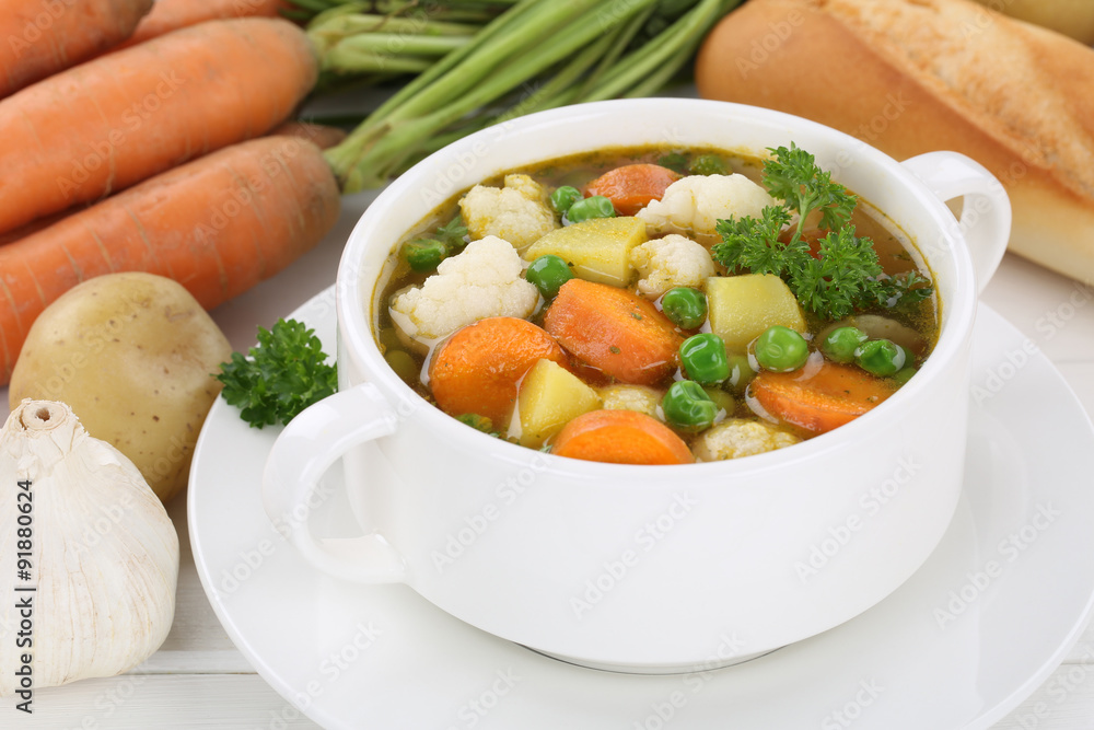 Gemüsesuppe Gemüse Suppe in Suppentasse mit Kartoffeln, Karott Gemüsesuppe Gemüse Suppe in Suppentasse mit Kartoffeln, Karott