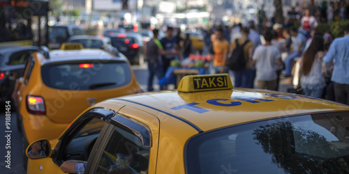 Taxis en ciudad bulliciosa