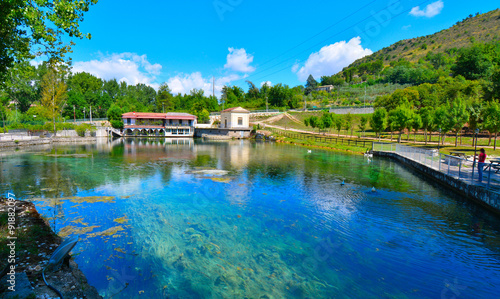 Fotografia lac sulfurique de fontana liri, dans le lazio, en italie