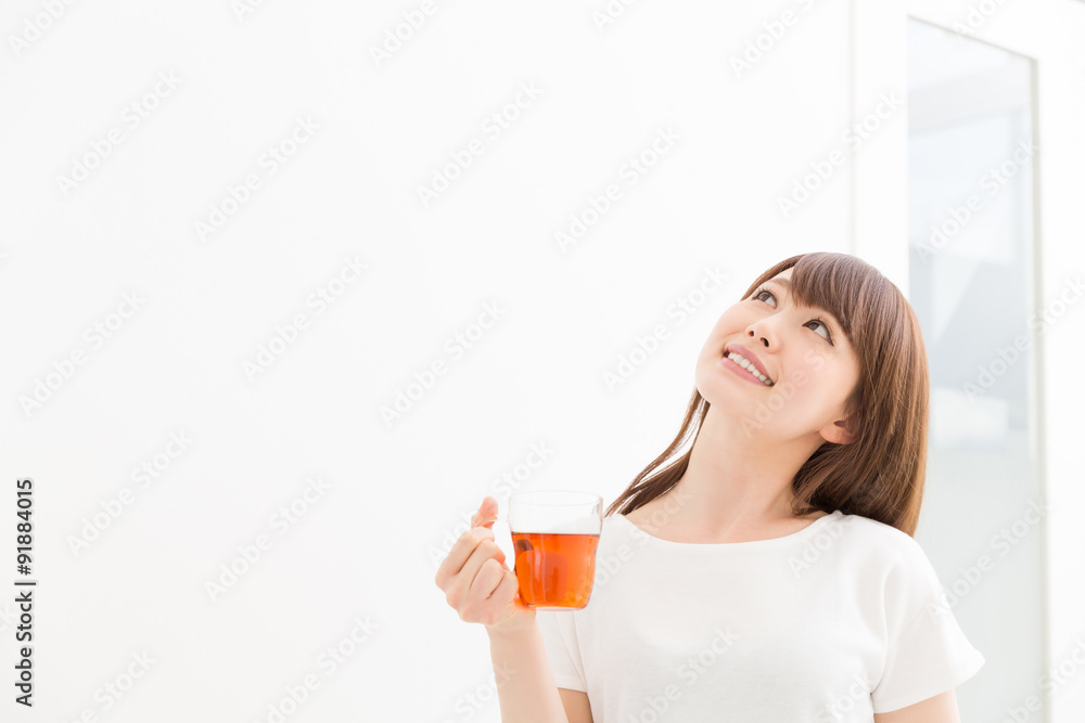 部屋でお茶を飲む女性 部屋でお茶を飲む女性