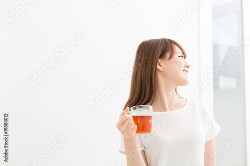 部屋でお茶を飲む女性
