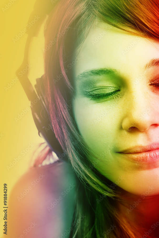 Fototapeta premium Teen girl listening music to headphones