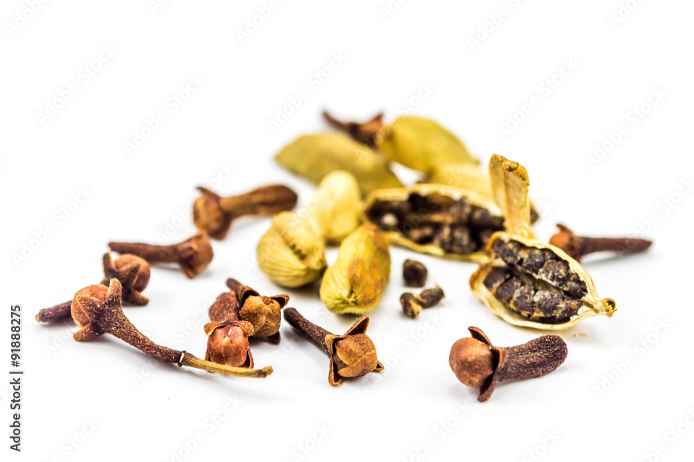 Obraz premium Cloves and Cardamom on white