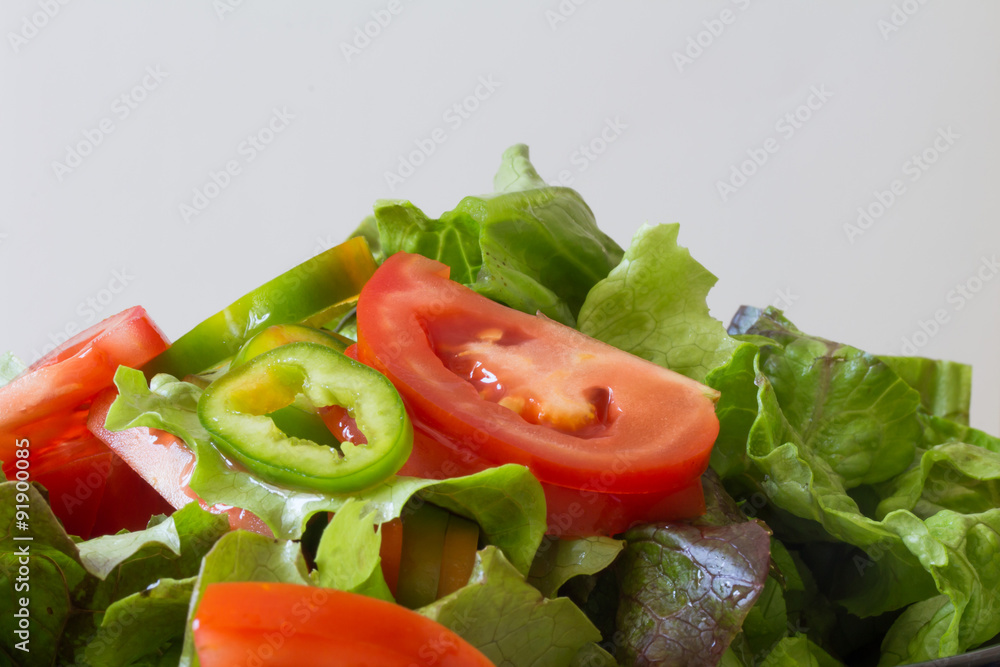 Gemischter Salat, Tomate und grüner Paprika Gemischter Salat, Tomate und grüner Paprika