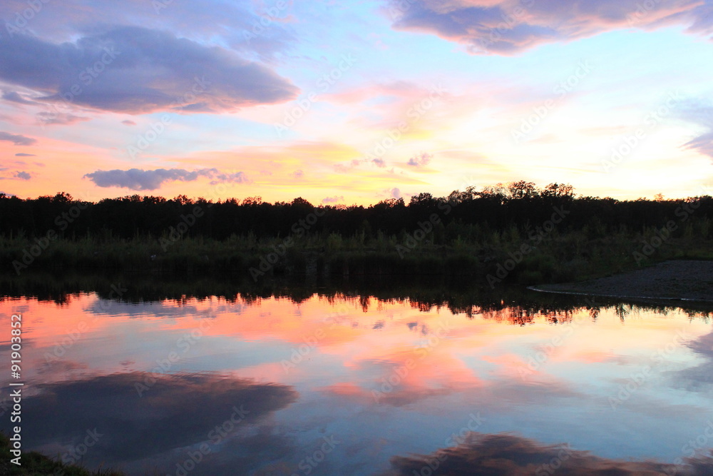 Dämmerung: Abendrot spiegelt sich in einem Fluss