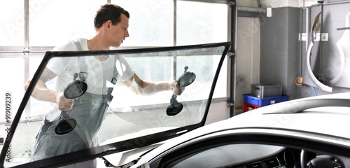 Austausch der Frontscheibe in einer Werkstatt durch professionellen Automechaniker // change car glass in garage