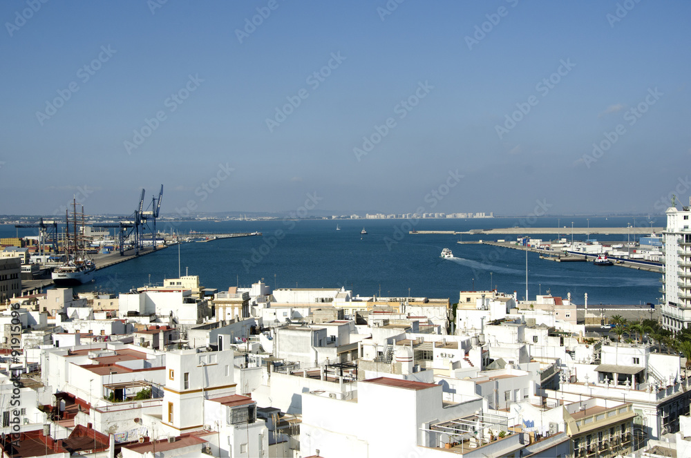 Panorámica del puerto de Cádiz. Andalucía. España.