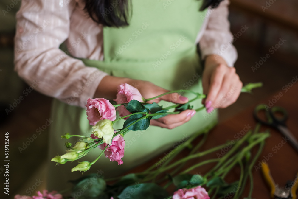 Φωτογραφία Woman florist holding a bouquet of roses to a wedding