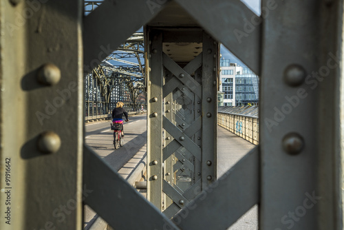 Genietete Konstruktion aus Schmiedeeisen der Hackerbrücke in München photo