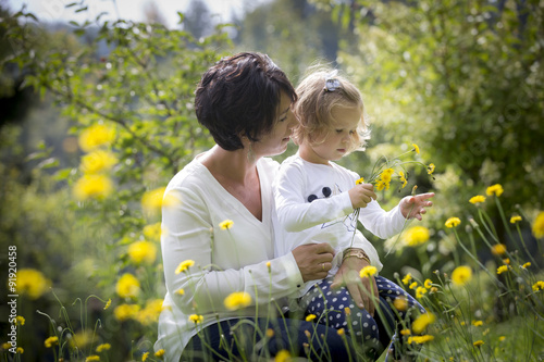 Mutter und Tochter spielen in der Wiese, Steiermark photo