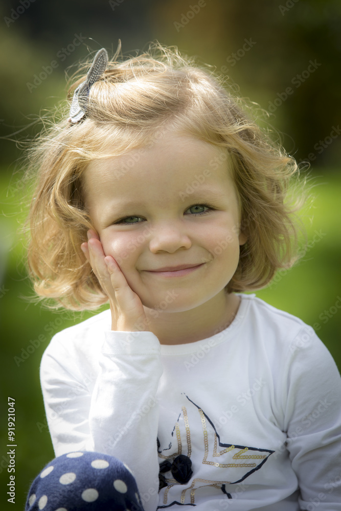 Portrait dreijähriges Mädchen in der Steiermark, Österreich