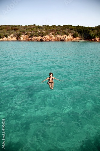 Donna nuota in acqua © Gianfranco Bella
