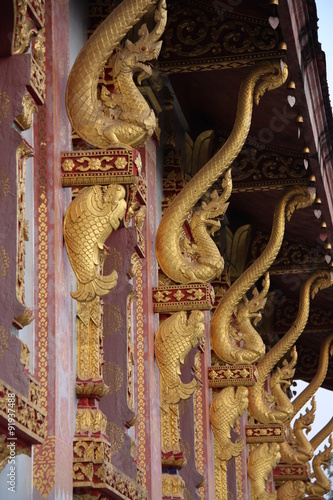 Laos, détail d'un temple bouddhiste à Luang Prabang photo