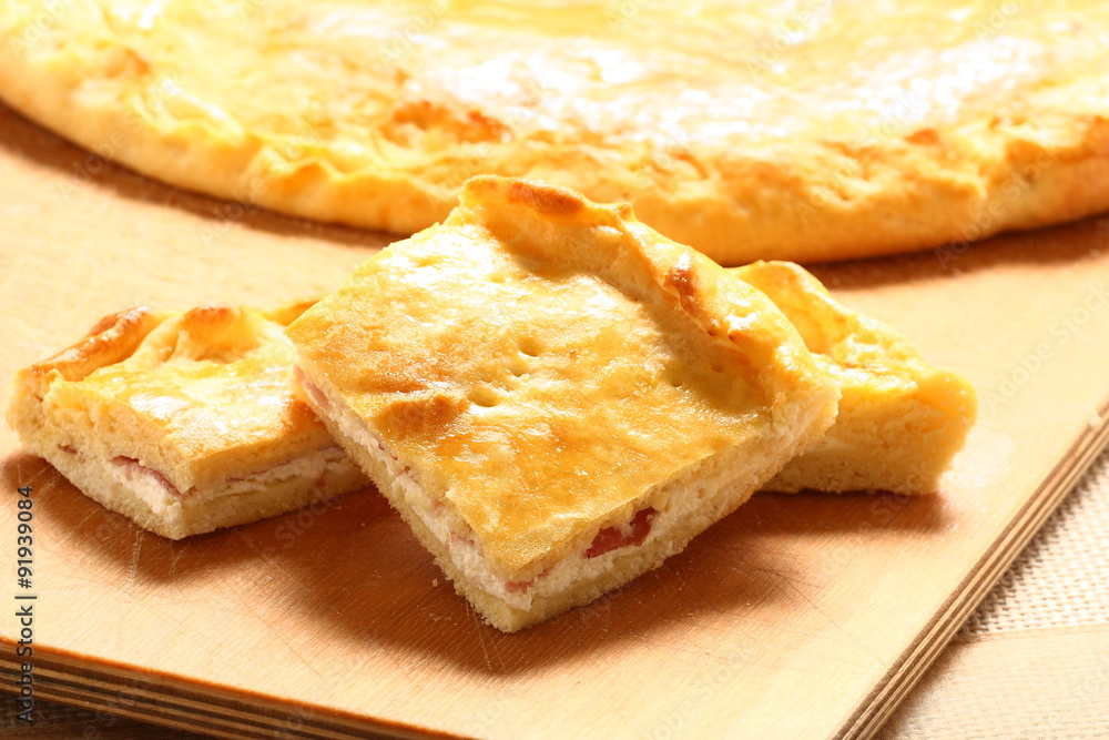Pizza rustica ripiena formaggio e prosciutto Pizza rustica ripiena formaggio e prosciutto