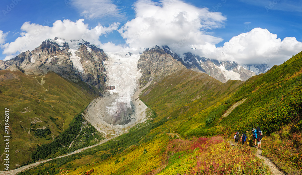 Obraz premium Tourists on beautiful glacier Ladaar landscape in Georgia.