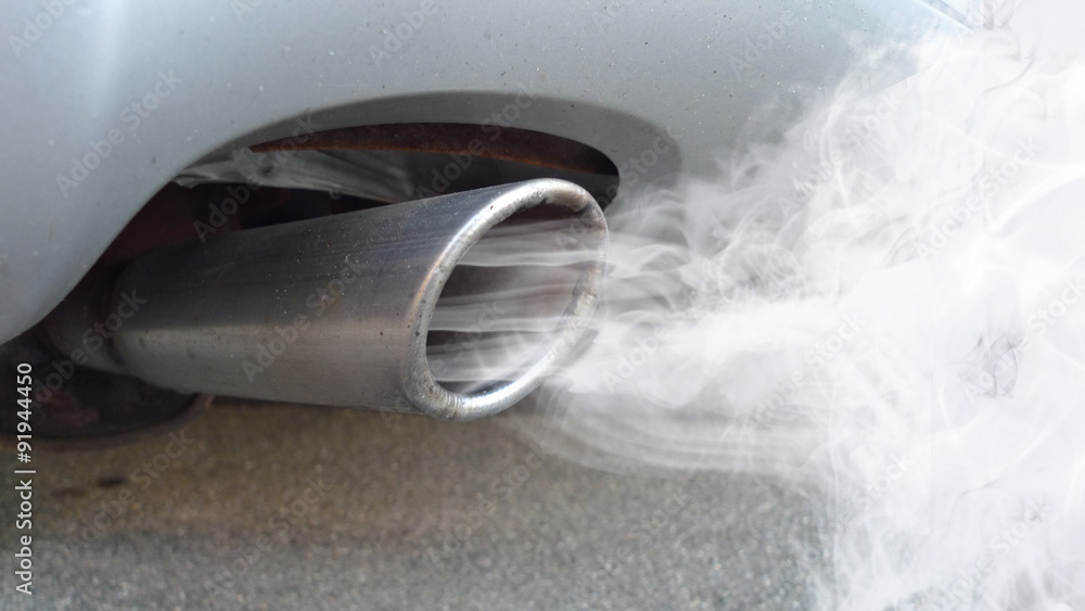 ccc6 CarCleaningConcept - german Autoauspuff mit Abgasqualm - english car  exhaust with exhaust fumes - 16to9 g3960 Stock Photo