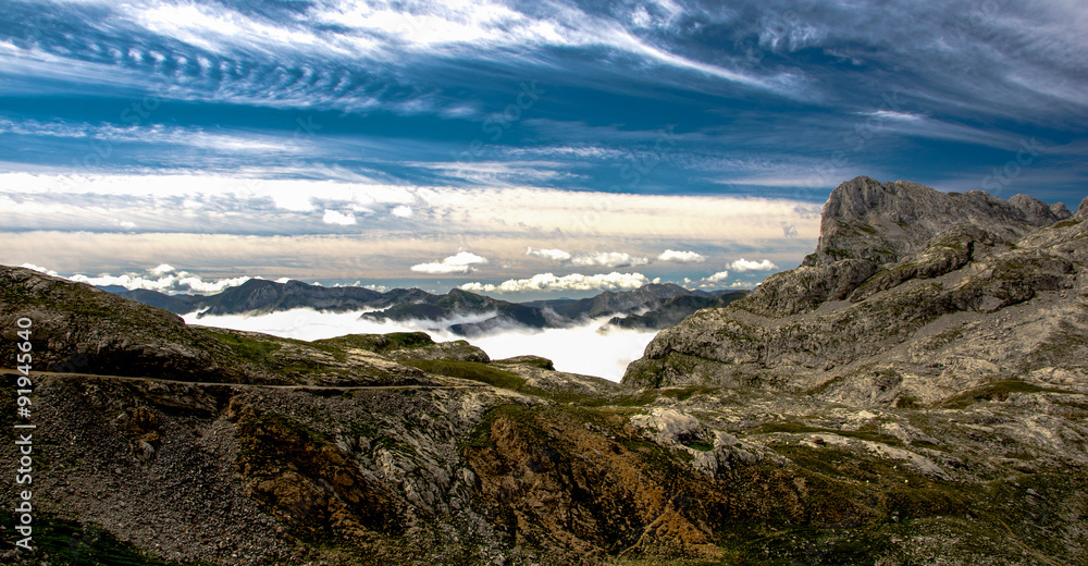 Obraz premium Paisaje de los Picos de Europa en Cantabria (Fuente Dé)
